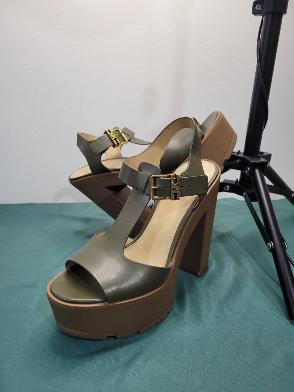 MICHAEL KORS OLIVE LEATHER PLATFORM HEELS 8.5 LIKE NEW - Picture 2 of 11
